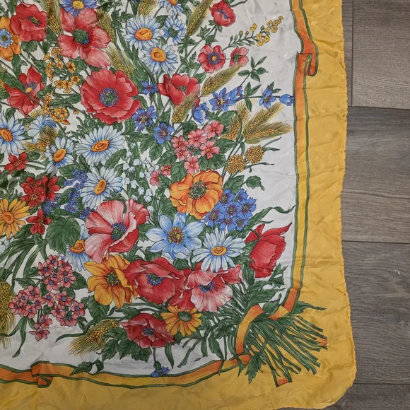 Vtg Gucci 100% Silk Scarf Made In Italy Floral Bouquet Design - Picture 3 of 16